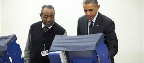 Obama impegnato a votare nella sua Chicago.