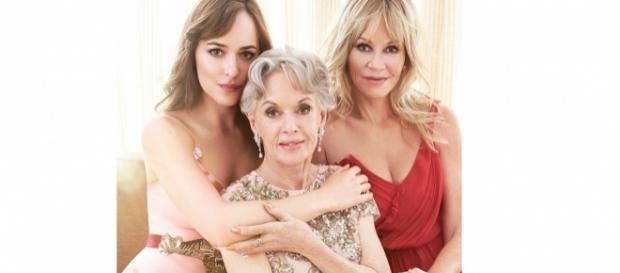 As atrizes Dakota Johson, Tippi Hedren e Melanie Griffith. Imagem: Vanity Fair As atrizes Dakota Johson, Tippi Hedren e Melanie Griffith. Imagem: Vanity Fair