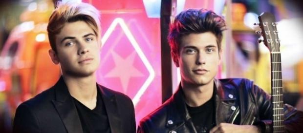 #BenjieFede allontanano una fan dal rossetto rosso, ad una data instore. #BlastingNews #BenjieFede allontanano una fan dal rossetto rosso, ad una data instore. #BlastingNews