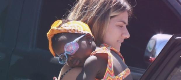 Filha adotiva de Bruno aparece com tampão Filha adotiva de Bruno aparece com tampão