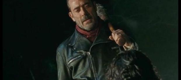 Negan (Jeffrey Dean Morgan) intimida o núcleo de Rick Grimes. Foto: Adoro Cinema. Negan (Jeffrey Dean Morgan) intimida o núcleo de Rick Grimes. Foto: Adoro Cinema.