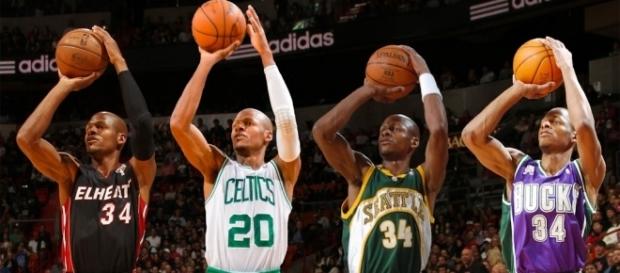 Ray Allen vistiendo las camisetas de todos los equipos a los que deleitó con su juego durante su carrera. Ray Allen vistiendo las camisetas de todos los equipos a los que deleitó con su juego durante su carrera.