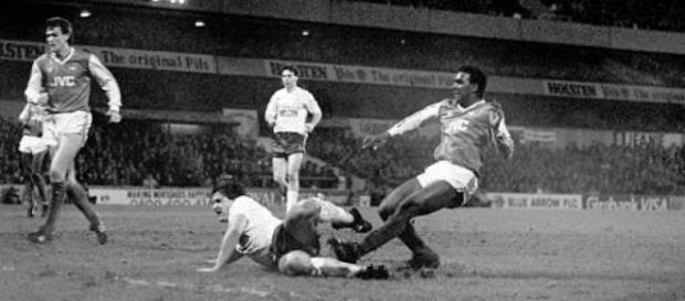 Rocastle bate e coloca o Arsenal na final da Littlewoods Cup após intensos 300 minutos de duelo Rocastle bate e coloca o Arsenal na final da Littlewoods Cup após intensos 300 minutos de duelo