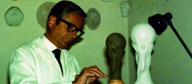 Silvio Gazzaniga al lavoro sulla Coppa del Mondo. Silvio Gazzaniga al lavoro sulla Coppa del Mondo.