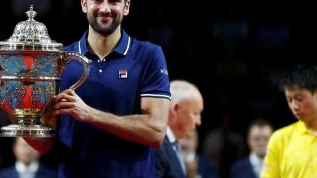Cilic con il trofeo dell'ATP 500 di Basilea