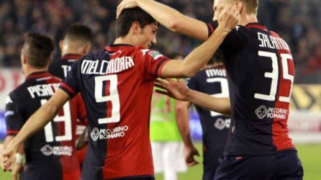 I giocatori del Cagliari festeggiano dopo un gol