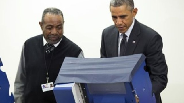 Obama impegnato a votare nella sua Chicago.