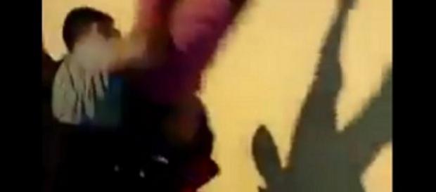 Abordagem bizarra de policial viraliza na internet Abordagem bizarra de policial viraliza na internet