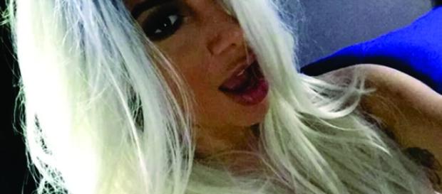 Anitta posa loiríssima para fotos Anitta posa loiríssima para fotos