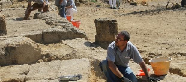 Archeologi a lavoro per rinvenire l'antico Teatro di Agrigento Archeologi a lavoro per rinvenire l'antico Teatro di Agrigento
