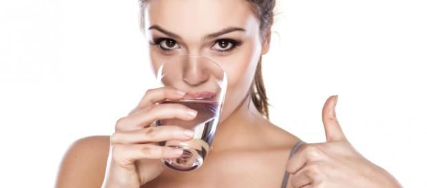 Bere troppa acqua fa male: 59enne va in overdose Bere troppa acqua fa male: 59enne va in overdose