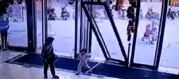 Criança se fere gravemente após porta de vidro cair sobre ela num shopping na China. Criança se fere gravemente após porta de vidro cair sobre ela num shopping na China.