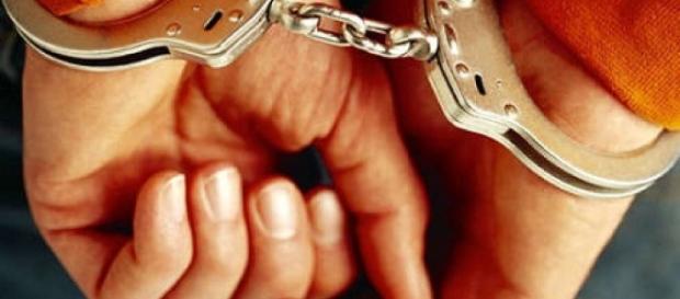 Manette al polso per un pregiudicato Manette al polso per un pregiudicato