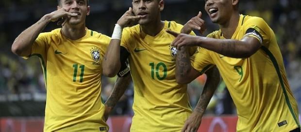 Neymar comemora seu gol ao lado de Coutinho e Gabriel Jesus Neymar comemora seu gol ao lado de Coutinho e Gabriel Jesus