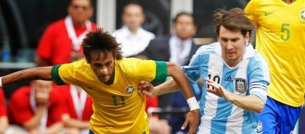 Neymar e Messi jogam desta feita em lados opostos Neymar e Messi jogam desta feita em lados opostos