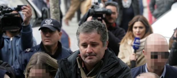 Pedro João Dias entrega-se às autoridades na presença de 3 advogados e perante as câmaras da RTP. Pedro João Dias entrega-se às autoridades na presença de 3 advogados e perante as câmaras da RTP.