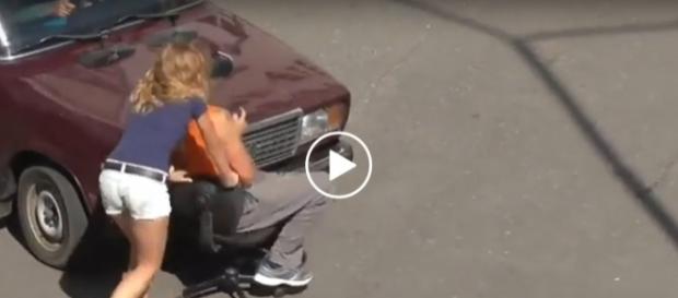 Tak się kończy nieuwaga. Auto uderzyło w dwójkę ludzi. Tak się kończy nieuwaga. Auto uderzyło w dwójkę ludzi.