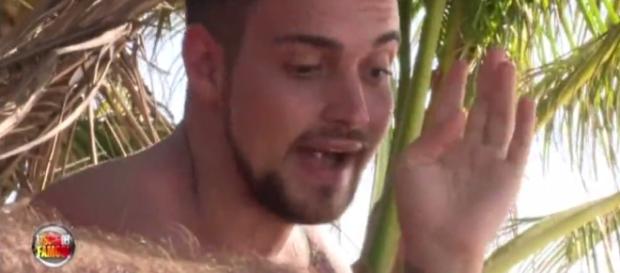 Valerio non vuole parlare della sua vita privata. Valerio non vuole parlare della sua vita privata.