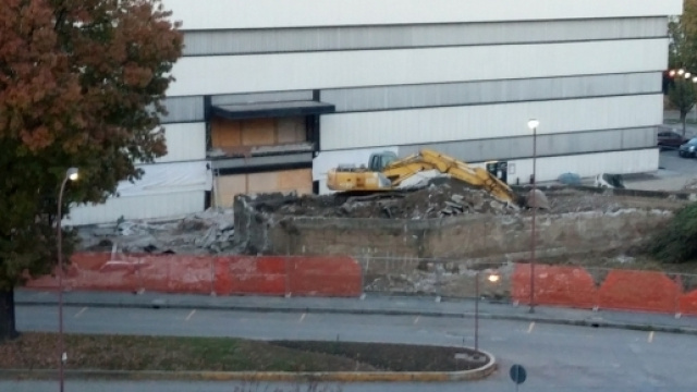 Smantellamento di una collinetta artificiale