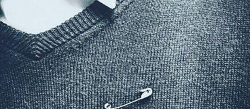 People are wearing safety pins in an effort to combat post-Brexit ... - mashable.com
