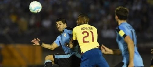 Suarez contrastato da Achilier in una fase convulsa di Uruguay-Ecuador 2-1