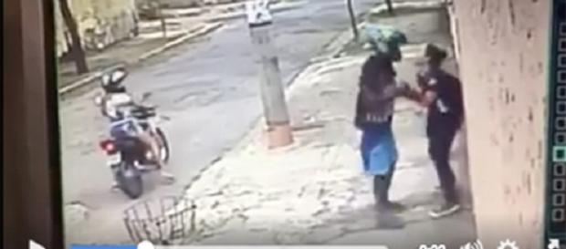 Cenas foram gravadas por câmeras de segurança Cenas foram gravadas por câmeras de segurança
