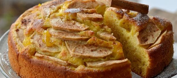 Colazione nutriente, merenda energetica, snack veloce, ovvero, la gustosa torta di mele Colazione nutriente, merenda energetica, snack veloce, ovvero, la gustosa torta di mele