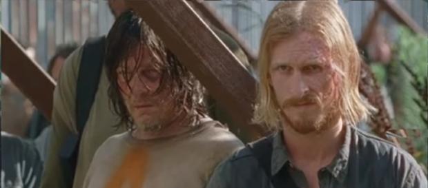 Daryl arriva ad Alexandria assieme a Negan. Nella foto è accanto a Dwight. Daryl arriva ad Alexandria assieme a Negan. Nella foto è accanto a Dwight.