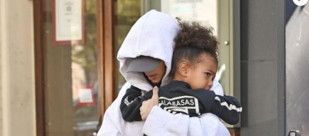 Kim Kardashian caché par ses vêtements et sa fille North West Kim Kardashian caché par ses vêtements et sa fille North West