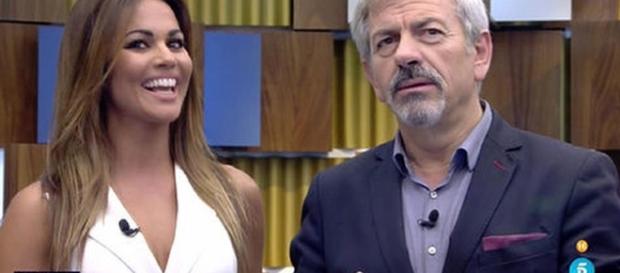 Lara Álvarez y Carlos Sobera dieron la noticia de las campanadas en la gala de GH17 Lara Álvarez y Carlos Sobera dieron la noticia de las campanadas en la gala de GH17