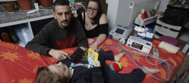 Los padres de Aarón junto a su hijo Los padres de Aarón junto a su hijo