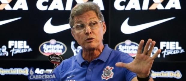 Oswaldo de Oliveira tem dúvidas em todos os setores do time Oswaldo de Oliveira tem dúvidas em todos os setores do time