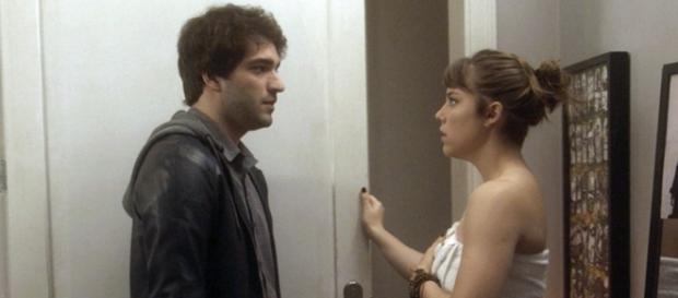 Tiago desconfia de Isabela em 'A Lei do Amor' Tiago desconfia de Isabela em 'A Lei do Amor'