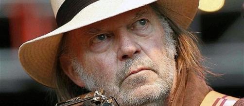 Neil Young festeggia il suo compleanno con un nuovo disco in uscita a dicembre