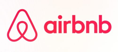 Il logo di Airbnb, la piattaforma che consente di affittare camere e case