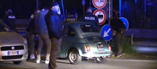 Ostia, Fiat 500 storica forza posto di blocco: poliziotto spara