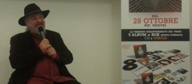 Eugenio Finardi ieri alla Mondadori di Milano Eugenio Finardi ieri alla Mondadori di Milano