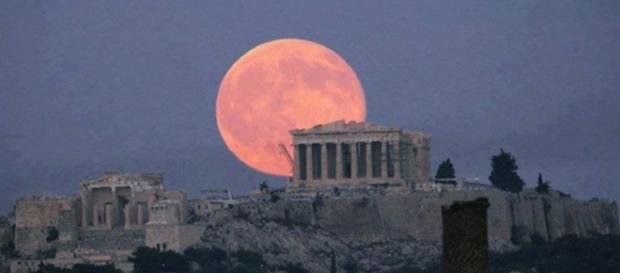 Fenômeno da 'super superlua' sobre Atenas, capital da Grécia Fenômeno da 'super superlua' sobre Atenas, capital da Grécia