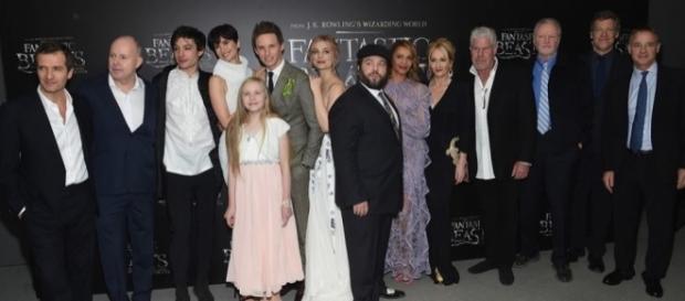 Il cast di "Animali fantastici e dove trovarli" e l'autrice J.K, Rowiling Il cast di "Animali fantastici e dove trovarli" e l'autrice J.K, Rowiling
