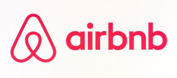 Il logo di Airbnb, la piattaforma che consente di affittare camere e case Il logo di Airbnb, la piattaforma che consente di affittare camere e case