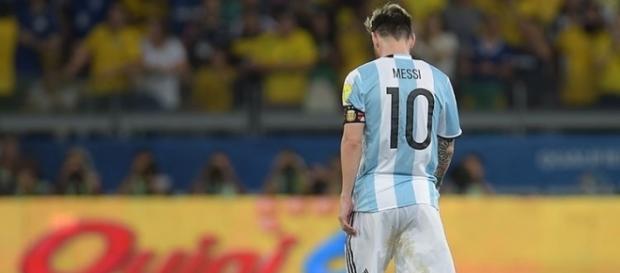 Lionel Messi, deixa o campo abatido após a derrota da Argentina para o Brasil Lionel Messi, deixa o campo abatido após a derrota da Argentina para o Brasil