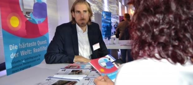 Projektleiter Patrick Durner informiert eine Interessentin über webC@RE. Foto: ©Dagmar Möbius Projektleiter Patrick Durner informiert eine Interessentin über webC@RE. Foto: ©Dagmar Möbius
