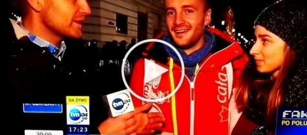 Reporter TVN strollowany przez kibica. Reporter TVN strollowany przez kibica.