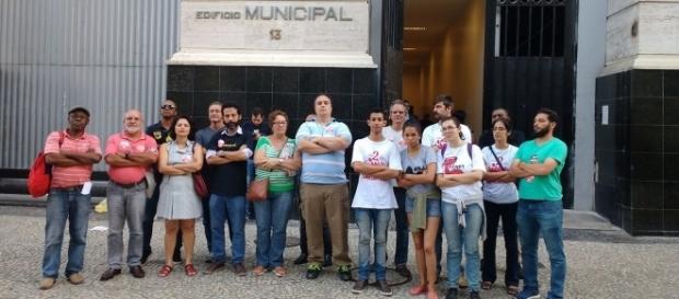 Servidores protestam na porta do sindicato contra a interrupção da apuração Servidores protestam na porta do sindicato contra a interrupção da apuração