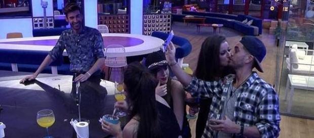 Simona la nueva concursante cumpliendo los retos sin importar nada Simona la nueva concursante cumpliendo los retos sin importar nada