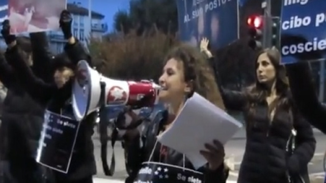 Blitz animalista al raduno nazionale del Movimento 5 Stelle per chiedere di portare in parlamento le cause animaliste