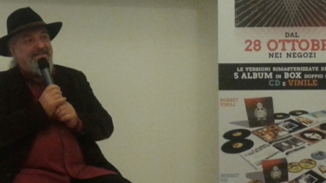 Eugenio Finardi ieri alla Mondadori di Milano