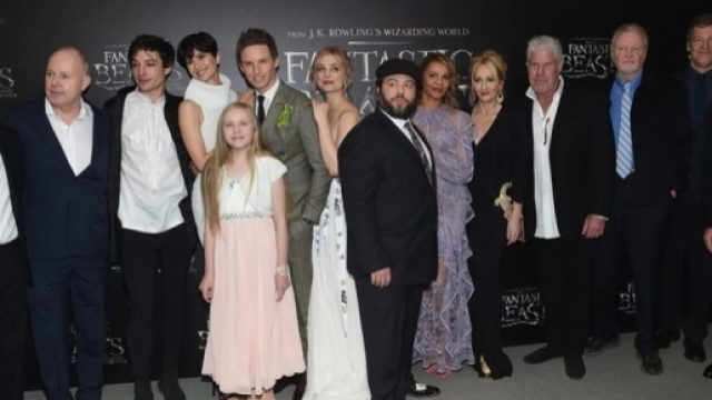 Il cast di "Animali fantastici e dove trovarli" e l'autrice J.K, Rowiling