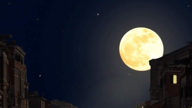 La "supermoon" &egrave; uno straordinario fenomeno astronomico.