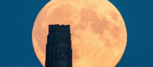 Supermoon Lunar Eclipse Puts on a Show - ABC News - go.com